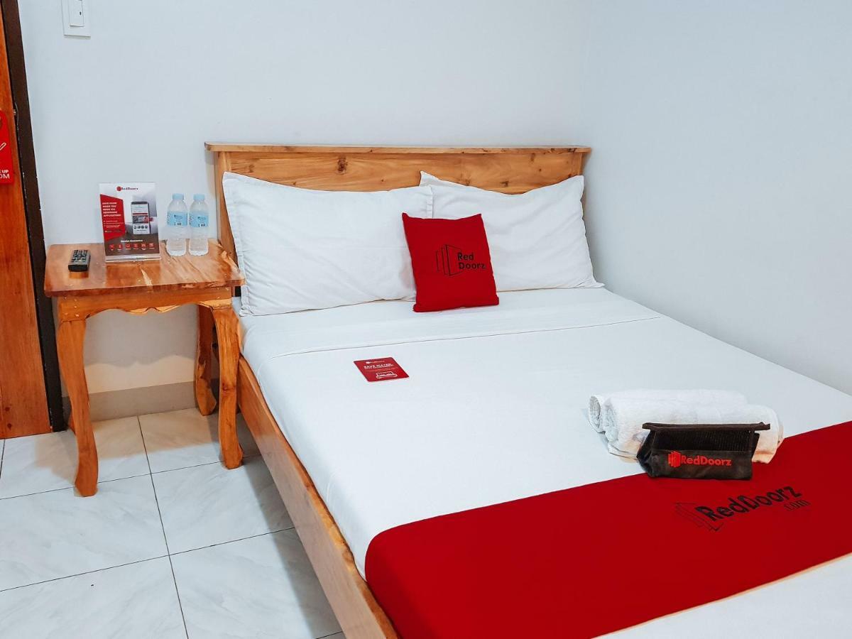 Hotel Reddoorz Near Ramiro Community Hospital Totolan Exterior foto