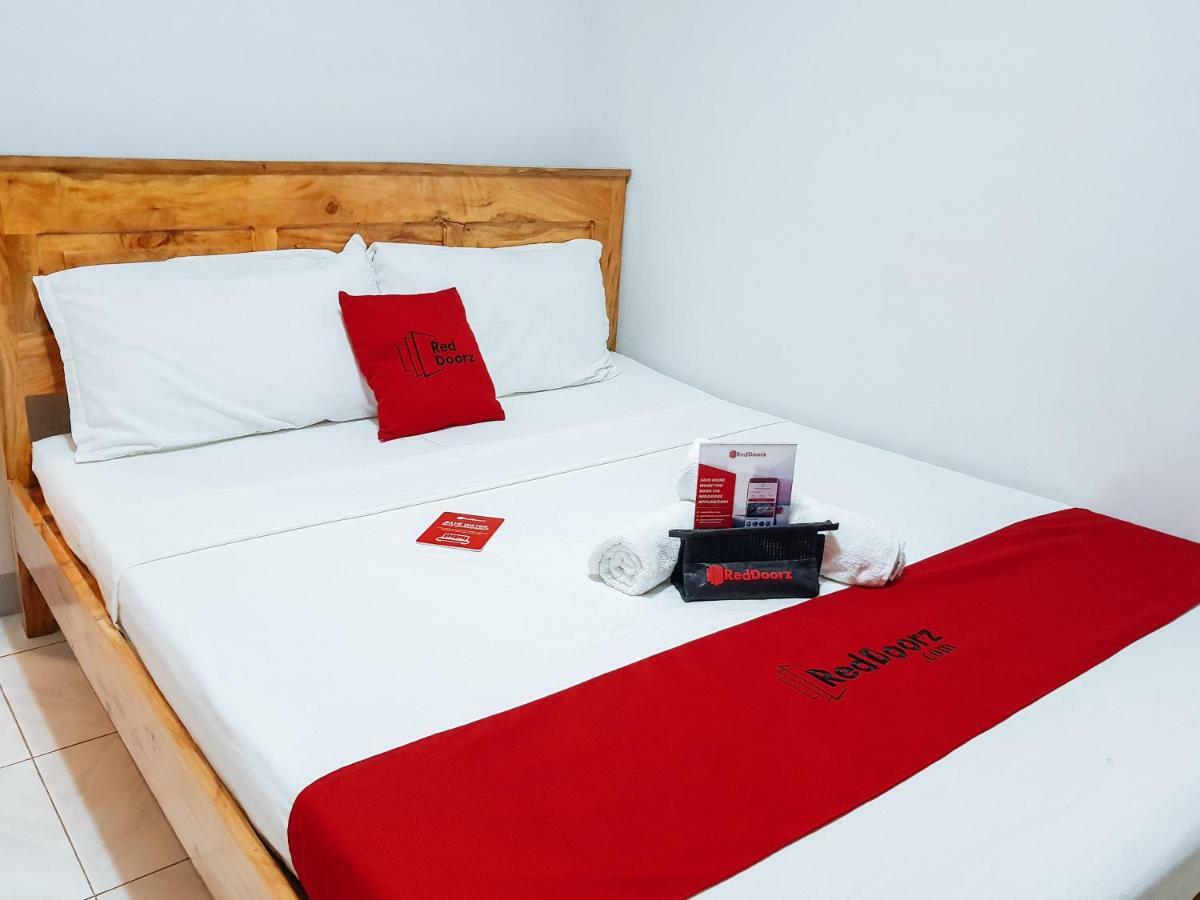 Hotel Reddoorz Near Ramiro Community Hospital Totolan Exterior foto