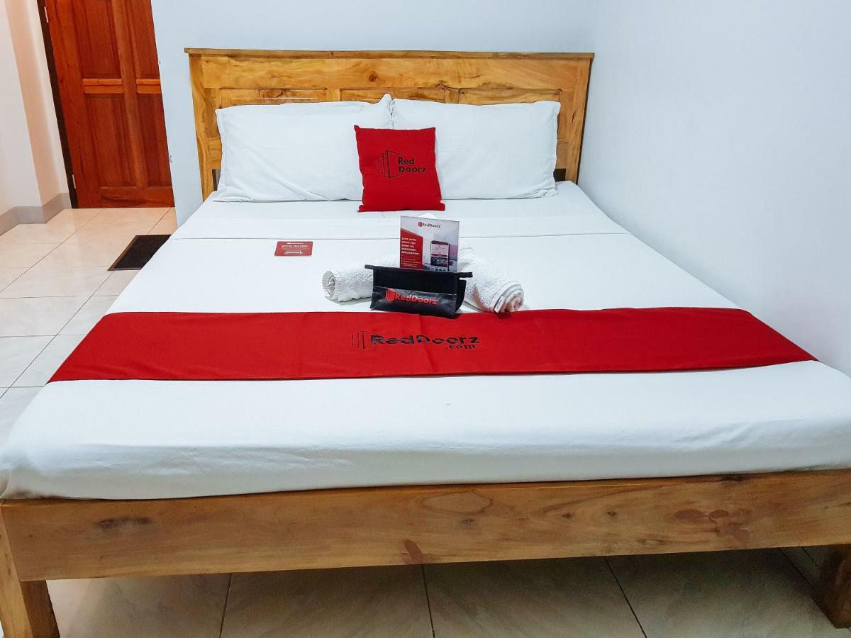 Hotel Reddoorz Near Ramiro Community Hospital Totolan Exterior foto