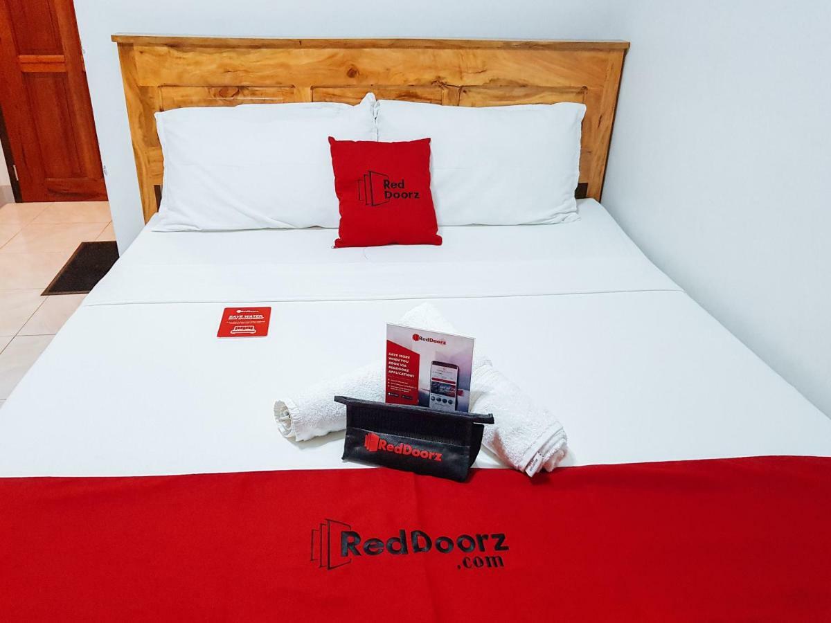 Hotel Reddoorz Near Ramiro Community Hospital Totolan Exterior foto
